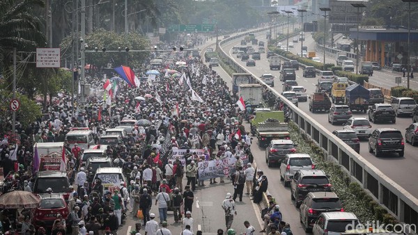 Massa aksi dari Persaudaraan Alumni (PA) 212 dan sejumlah ormas Islam memadati depan gedung DPR RI.