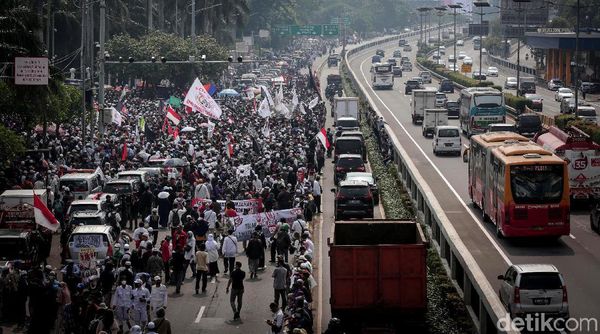 Potret Aksi Demo PA 212 di Depan DPR