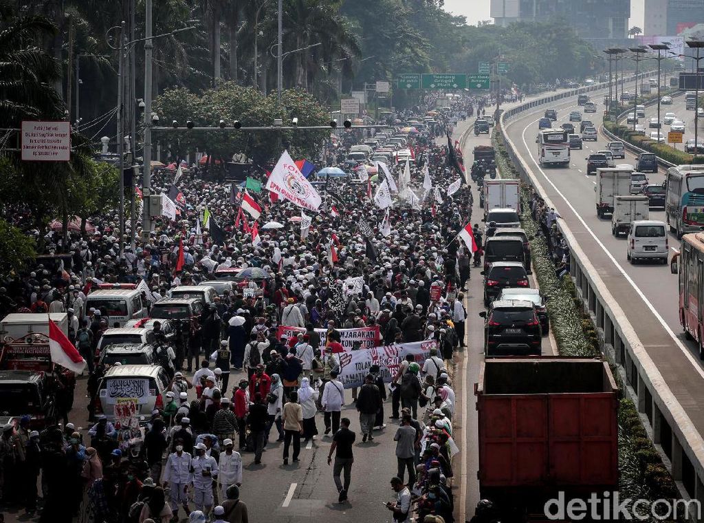 Potret Aksi Demo PA 212 di Depan DPR Potret Aksi Demo PA 212 di Depan DPR