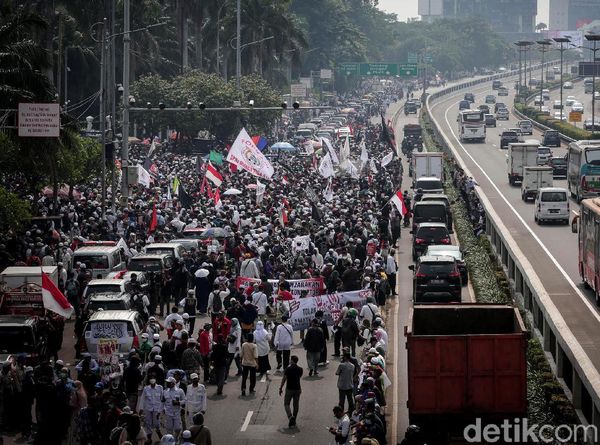 Potret Aksi Demo PA 212 di Depan DPR
