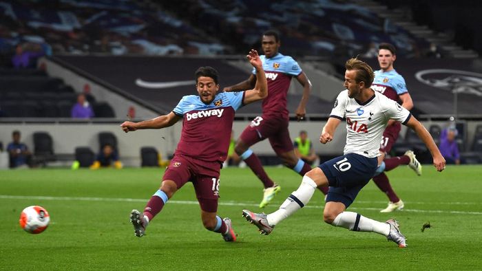 Totenham Hotspur LONDON, ENGLAND - JUNE 23: Harry Kane of Tottenham Hotspur shoots under pressure from Pablo Fornals of West Ham United during the Premier League match between Tottenham Hotspur and West Ham United at Tottenham Hotspur Stadium on June 23, 2020 in London, England. Football Stadiums around Europe remain empty due to the Coronavirus Pandemic as Government social distancing laws prohibit fans inside venues resulting in all fixtures being played behind closed doors. (Photo by Neil Hall/Pool via Getty Images)