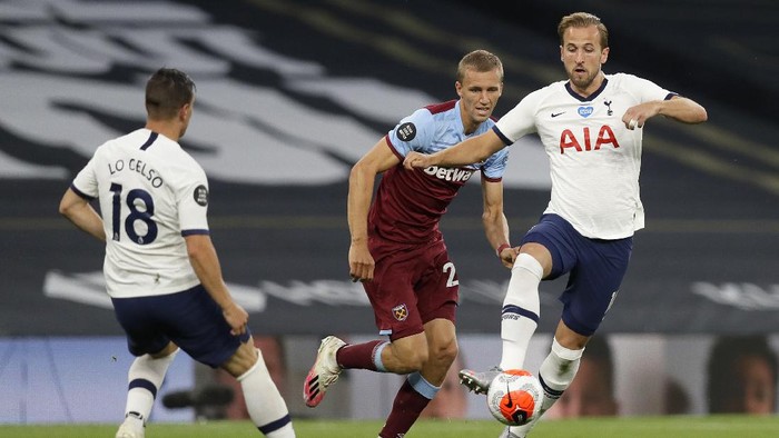 LONDON, ENGLAND - JUNE 23: Harry Kane of Tottenham Hotspur controls the ball under pressure from Tomas Soucek of West Ham United during the Premier League match between Tottenham Hotspur and West Ham United at Tottenham Hotspur Stadium on June 23, 2020 in London, England. Football Stadiums around Europe remain empty due to the Coronavirus Pandemic as Government social distancing laws prohibit fans inside venues resulting in all fixtures being played behind closed doors. (Photo by Kirsty Wigglesworth/Pool via Getty Images)