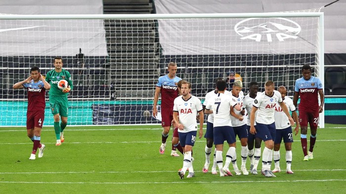 LONDON, ENGLAND - JUNE 23: Tottenham Hotspur players celebrate after their teams first goal during the Premier League match between Tottenham Hotspur and West Ham United at Tottenham Hotspur Stadium on June 23, 2020 in London, England. Football Stadiums around Europe remain empty due to the Coronavirus Pandemic as Government social distancing laws prohibit fans inside venues resulting in all fixtures being played behind closed doors. (Photo by Julian Finney/Getty Images)