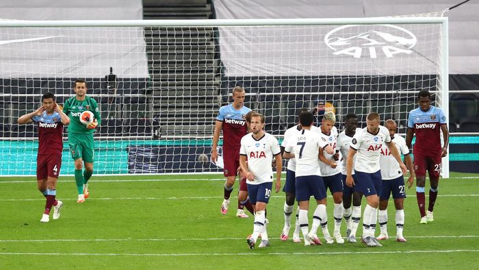 Tottenham vs West Ham LONDON, ENGLAND - JUNE 23: Tottenham Hotspur players celebrate after their teams first goal during the Premier League match between Tottenham Hotspur and West Ham United at Tottenham Hotspur Stadium on June 23, 2020 in London, England. Football Stadiums around Europe remain empty due to the Coronavirus Pandemic as Government social distancing laws prohibit fans inside venues resulting in all fixtures being played behind closed doors. (Photo by Julian Finney/Getty Images)