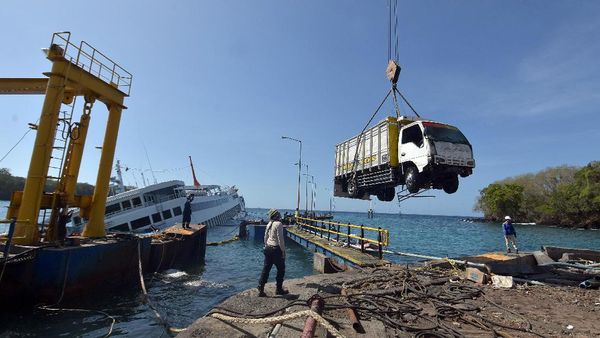Truk-Mobil Dievakuasi dari Kapal Tenggelam di Pelabuhan Bali
