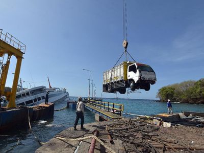 Truk-Mobil Dievakuasi dari Kapal Tenggelam di Pelabuhan Bali