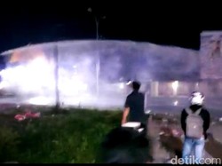 Demo Tolak TKA China di Sultra Berakhir Lempar Batu dan Tembakan Gas Air Mata