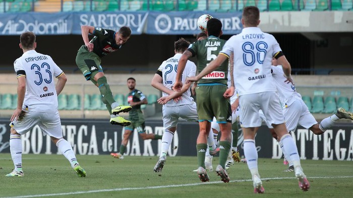 VERONA, ITALY - JUNE 23:  Arkadiusz Milik of SSC Napoli scores the opening goal during the Serie A match between Hellas Verona and SSC Napoli at Stadio Marcantonio Bentegodi on June 23, 2020 in Verona, Italy.  (Photo by Emilio Andreoli/Getty Images)