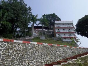 Ini Tempat Bertapa Pendiri Kota Semarang di Vihara Gunung Kalong