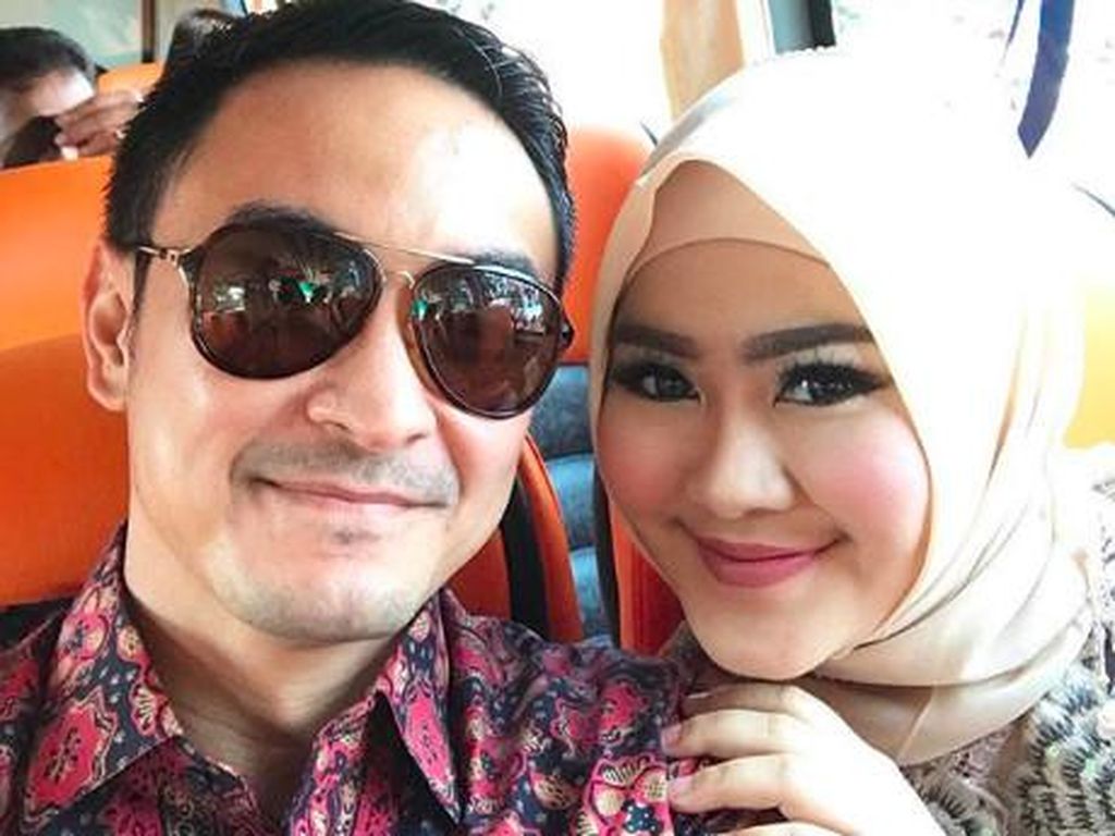 Diceraikan Istri, Zumi Zola Pernah Putuskan Ayu Dewi Lewat SMS Diceraikan Istri, Zumi Zola Pernah Putuskan Ayu Dewi Lewat SMS