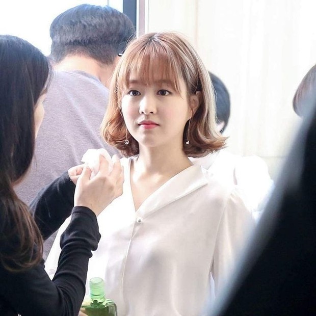 Salah satu rahasia wajah Park Bo Young awet muda dan glowing adalah menggunakan sunscreen.