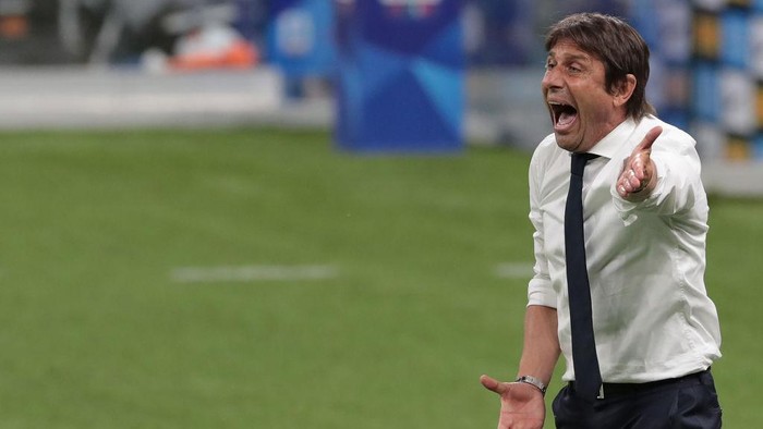 MILAN, ITALY - JUNE 21:  FC Internazionale coach Antonio Conte issues instructions to his players during the Serie A match between FC Internazionale and UC Sampdoria at Stadio Giuseppe Meazza on June 21, 2020 in Milan, Italy.  (Photo by Emilio Andreoli/Getty Images)
