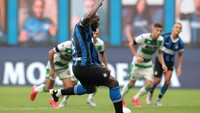 Di nomor empat ada striker Inter Milan, Romelu Lukaku dengan 10 gol penalti (Getty Images/Emilio Andreoli)