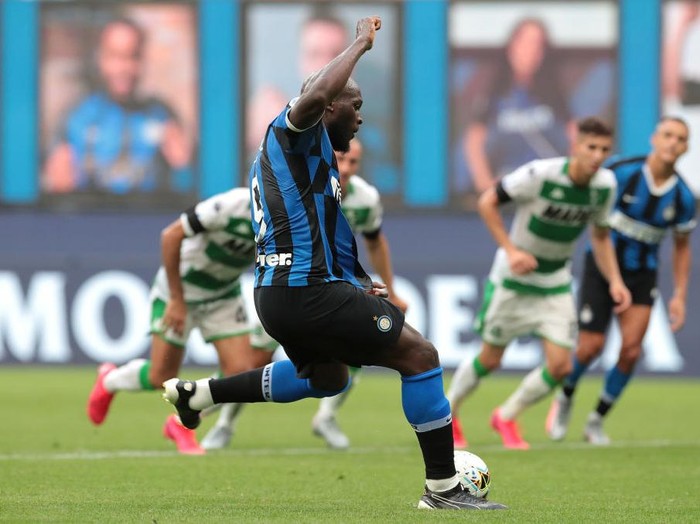 MILAN, ITALY - JUNE 24:  Romelu Lukaku of FC Internazionale scores from a penalty kick during the Serie A match between FC Internazionale and US Sassuolo at Stadio Giuseppe Meazza on June 24, 2020 in Milan, Italy.  (Photo by Emilio Andreoli/Getty Images)