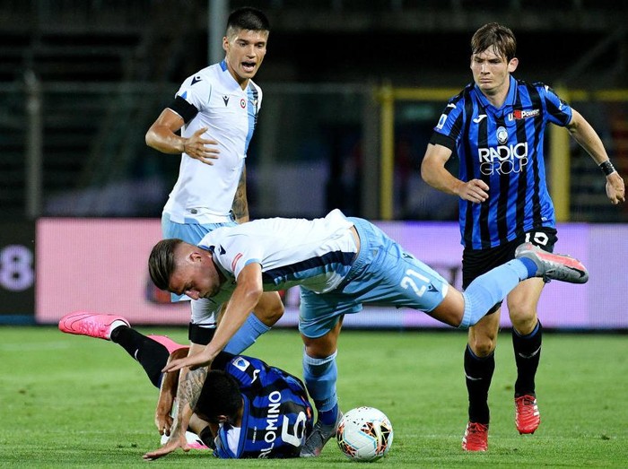 BERGAMO, ITALY - JUNE 24: Sergej Milinkovic Savic of SS Lazio compete for the ball with Josè Maria Palomino of Atalnanta BC during the Serie A match between Atalanta BC and  SS Lazio at Gewiss Stadium on June 24, 2020 in Bergamo, Italy. (Photo by Marco Rosi - SS Lazio/Getty Images)