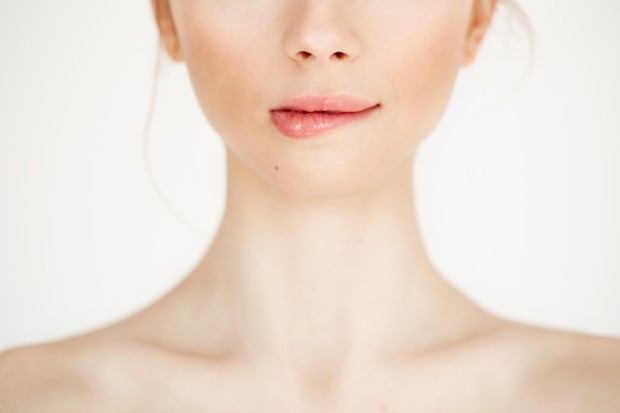 Coconut oil menghidrasi bibir, membuatnya lembut dan halus