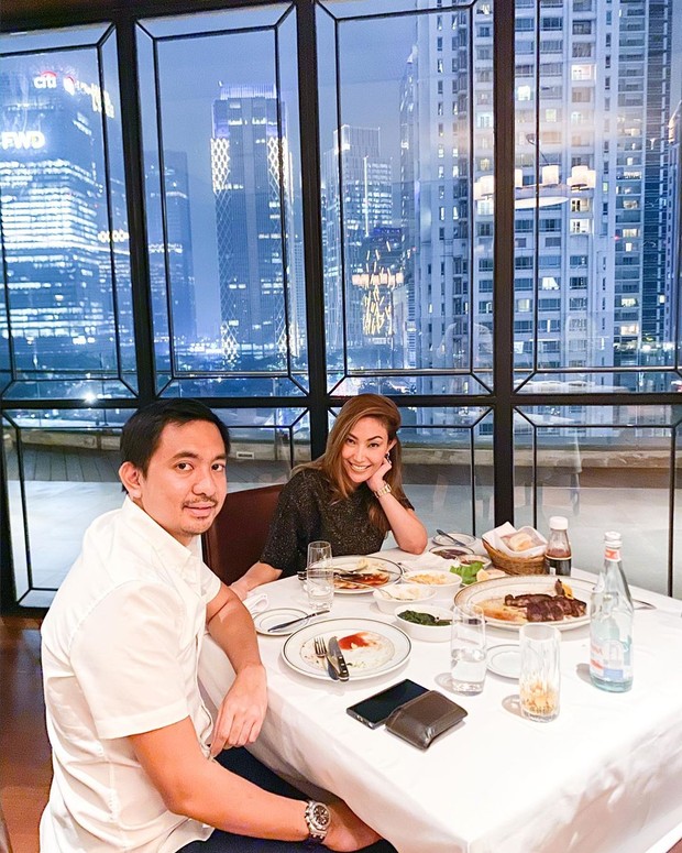 Walau dikenal kaku juga cuek, Regi rupanya sosok penuh cinta. Ia kerap memberikan kejutan kepada ibu dari anak-anaknya itu.