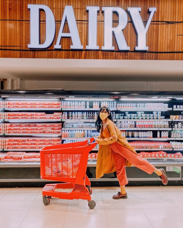 Potret stylish Kadek Arini saat berbelanja