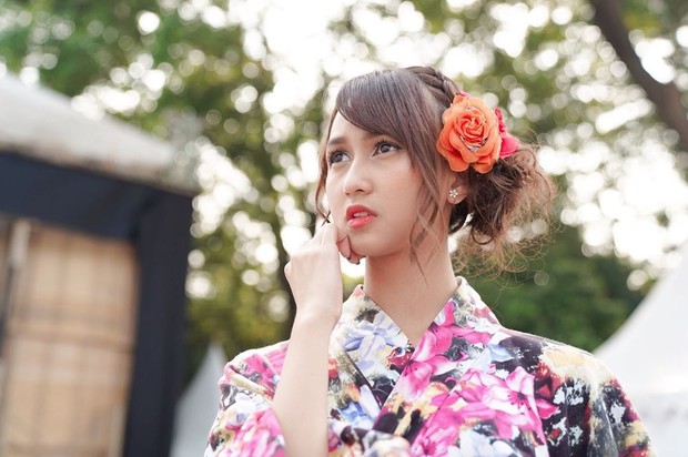 Kimono/sumber: https://www.instagram.com/jkt48stefi/ Stefi JKT48 juga sempat tampil dengan kimono. Pakaian tradisional asal Jepang itu dipenuhi motif bunga