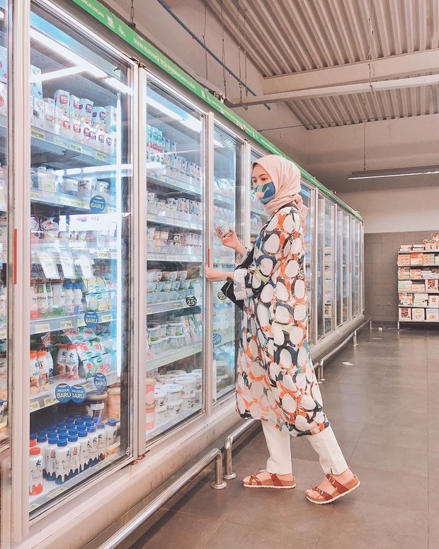 Gaya manis Nurvitasari saat berbelanja di masa transisi new normal