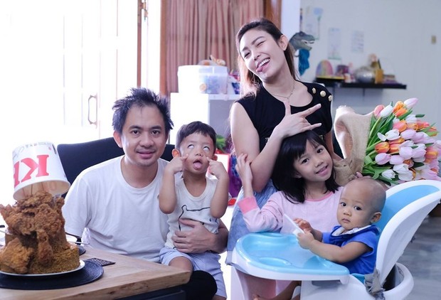 Pasangan Ayu Dewi dan Regi Datau baru saja merayakan wedding anniversary yang kedelapan tahun.