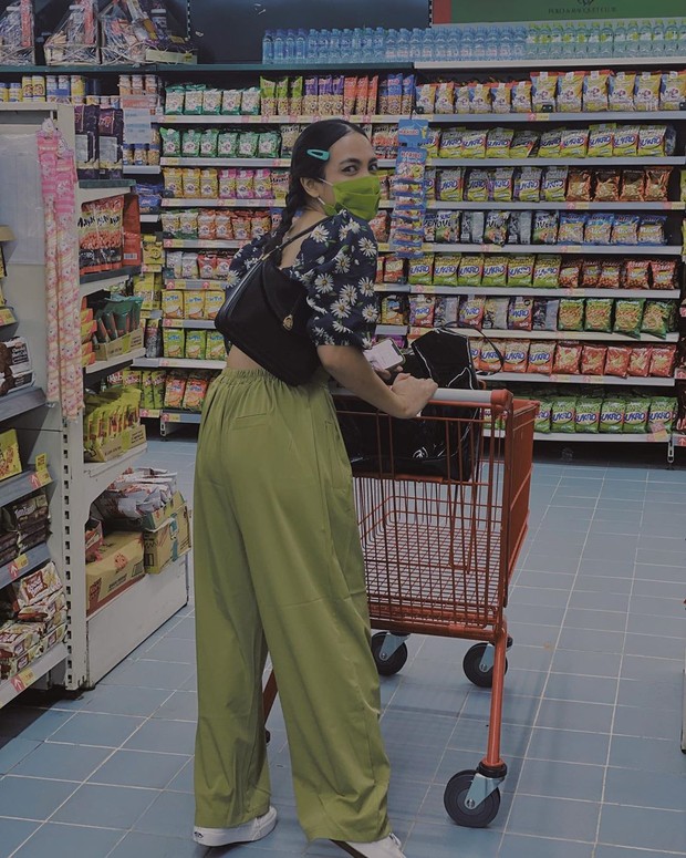 Potret Cia Wardhana berbelanja di tengah pandemi