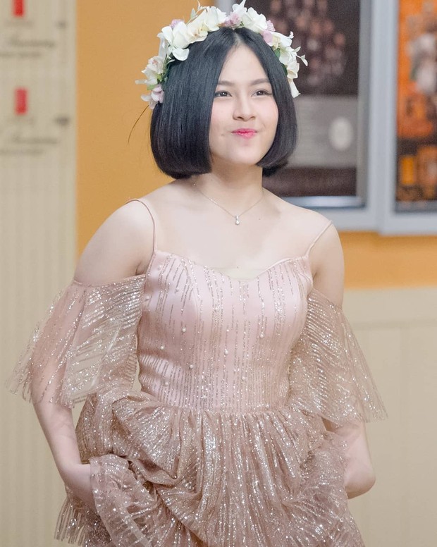 Kyla JKT48 memakai mahkota bunga/instagram.com/hsy.kyla/ Kyla JKT48 memakai mahkota bunga saat manggung