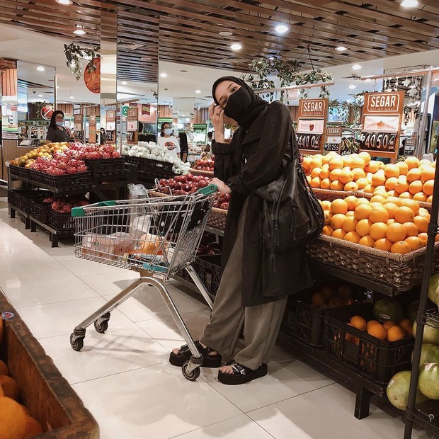 Soraya Ulfa tampil dengan outfit monochrome saat berbelanja mengenakan masker