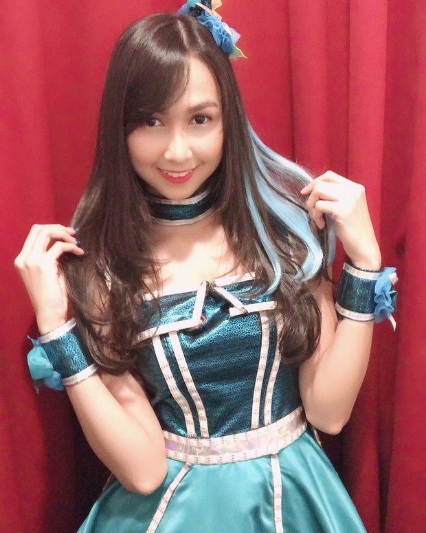 Kostum Biru/sumber: https://www.instagram.com/jkt48stefi/ Salah satunya kostum JKT48 warna biru ini seperti yang dikenakan Stefi ini serasi dengan highlight pada rambut