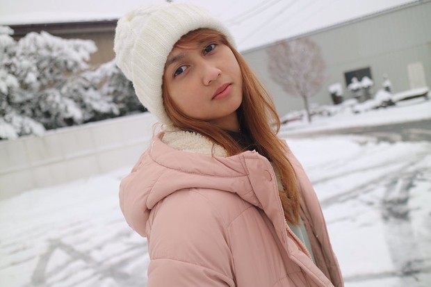 Rambut Coklat Stefi JKT48/sumber: https://www.instagram.com/jkt48stefi/ Warna rambut yang kecoklatan itu sangat sesuai dengan wajahnya hingga dara cantik ini terlihat sangat memesona.