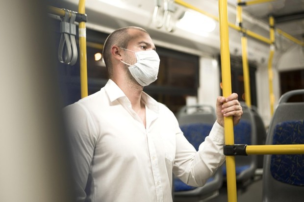 usahakan tidak menyentuh bagian dalam kendaraan umum