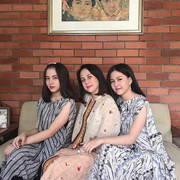 Foto bareng sekeluarga/instagram.com/jkt48.kyla_real/ Foto bareng sekeluarga, ibu dan kedua putrinya
