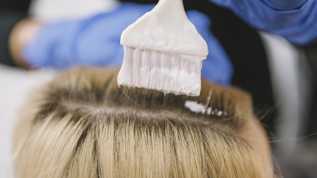 Mewarnai rambut dari akarnya/Foto: freepik.com Mewarnai rambut dari akar ke ujung rambut