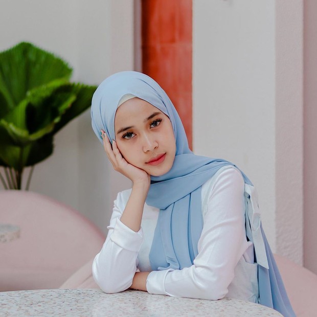 Indy Ratna P/Foto: instagram.com/indyratnap Gaya hijab simpel Indy 'Jurnal Risa'
