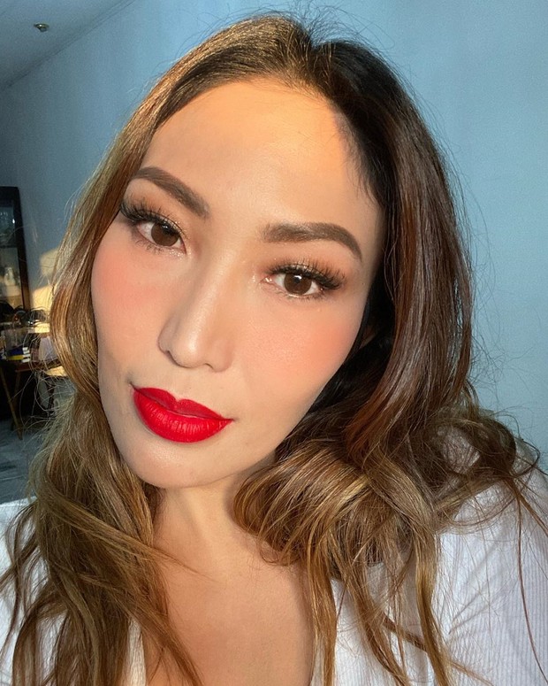https://www.instagram.com/mrsayudewi/ Ayu berhasil membuat riasan makeu bold bersama makeup artist Marlene Hariman.