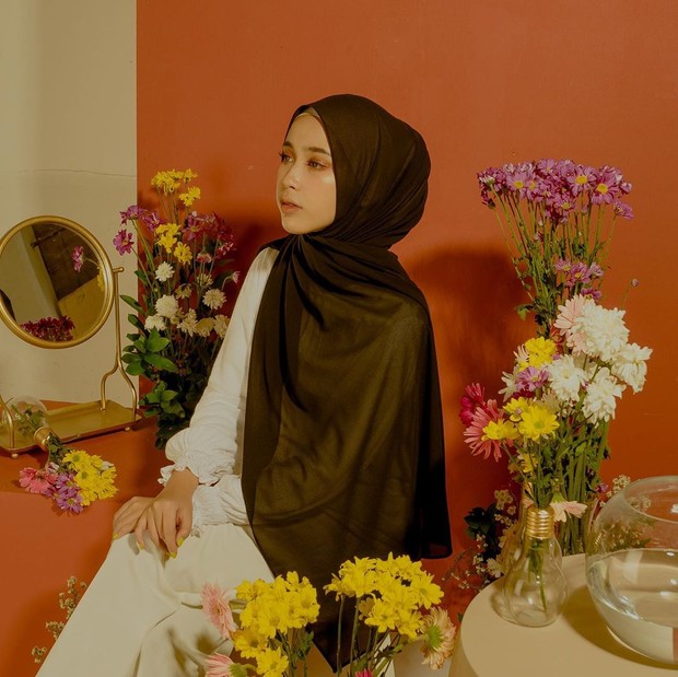 Indy Ratna P/Foto: instagram.com/indyratnap Gaya hijab simpel Indy 'Jurnal Risa'