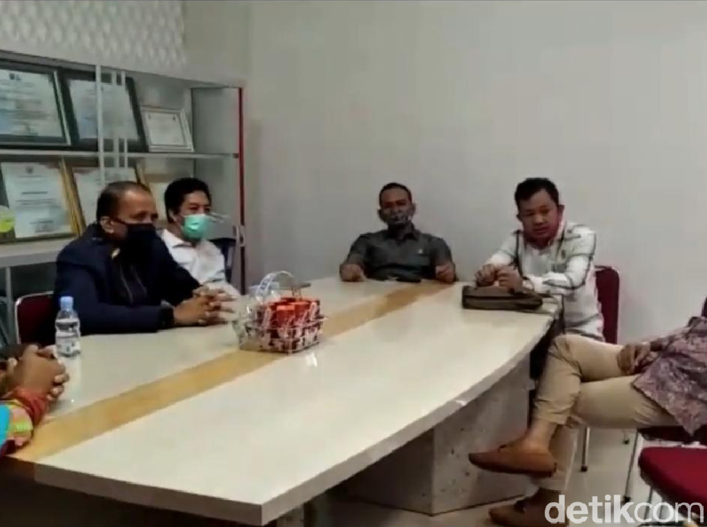 DPRD Sidak RSUD Polman Terkait Dugaan Lalai Tangani Pasien Corona Lahiran DPRD Sidak RSUD Polman Terkait Dugaan Lalai Tangani Pasien Corona Lahiran