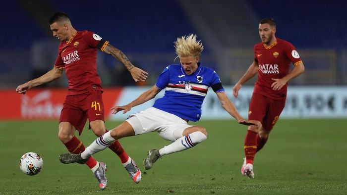 ROME, ITALY - JUNE 24:  Morten Thorsby of UC Sampdoria and Roger Ibanez of AS Roma compete for the ball during the Serie A match between AS Roma and UC Sampdoria at Stadio Olimpico on June 24, 2020 in Rome, Italy.  (Photo by Paolo Bruno/Getty Images)