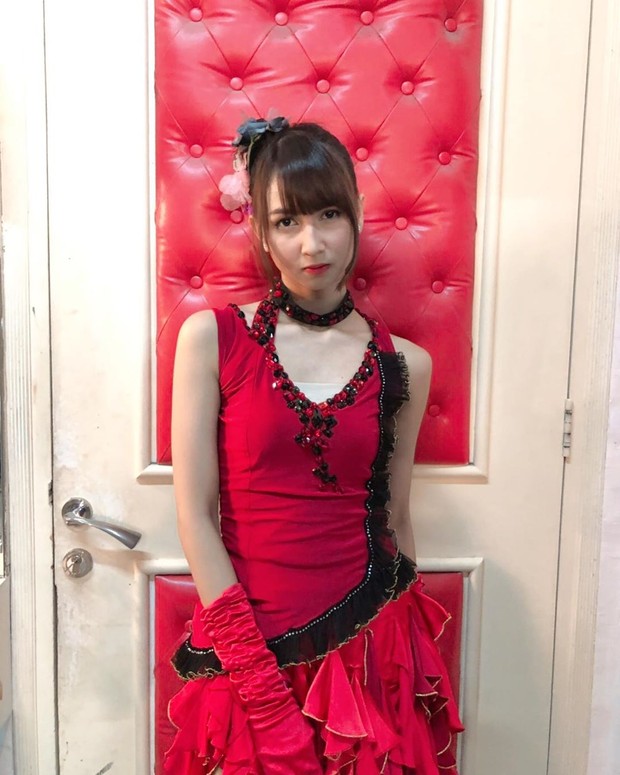 Kostum Bernyanyi/sumber: https://www.instagram.com/jkt48stefi/ Ketika menjalankan tugasnya, Stefi selalu mengenakan kostum penuh warna seperti dress merah dengan kombinasi hitam ini.