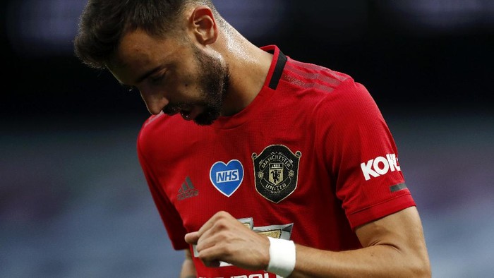 LONDON, ENGLAND - JUNE 19: Bruno Fernandes of Manchester United is seen with the NHS heart logo on his shirt during the Premier League match between Tottenham Hotspur and Manchester United at Tottenham Hotspur Stadium on June 19, 2020 in London, England. (Photo by Matt Childs/ Pool via Getty Images)