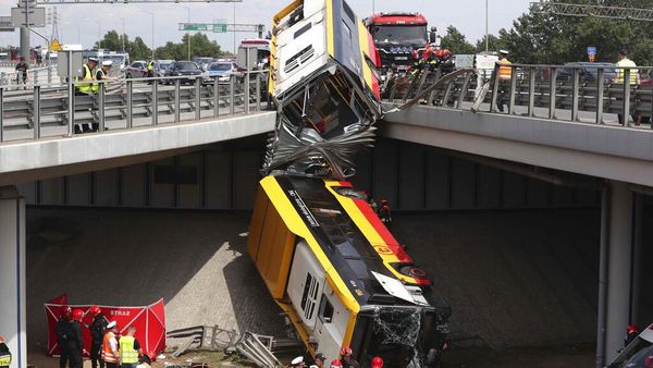 Bus di Polandia Terjun Bebas dari Flyover