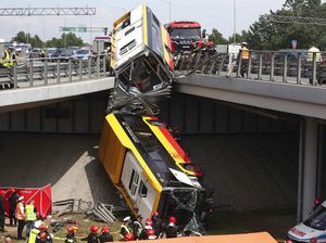 Bus di Polandia Terjun Bebas dari Flyover