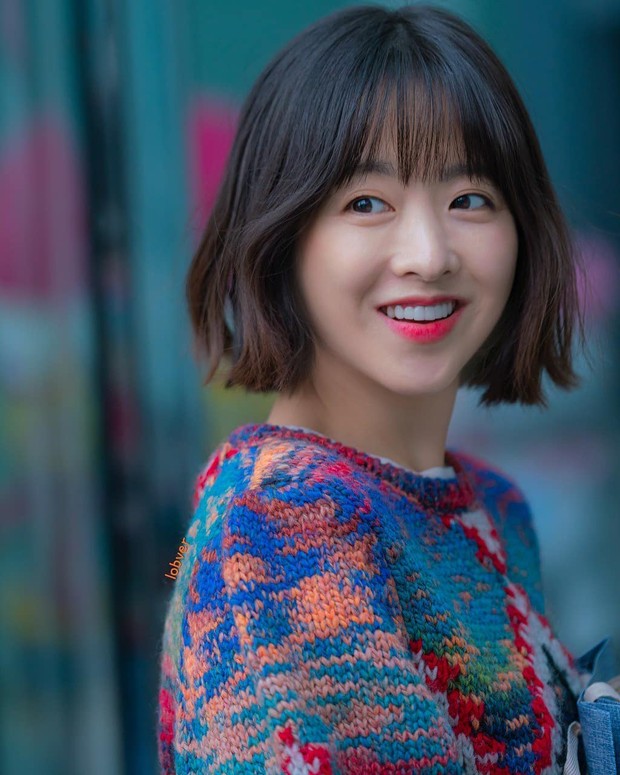 Park Bo Young menggunakan moisturizer agar kulitnya tetap lembap dan menjaga elastisitas kulit.