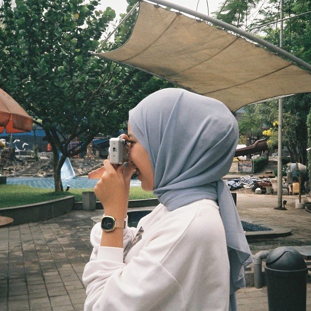Indy Ratna P/Foto: instagram.com/indyratnap Gaya hijab simpel ala Indy 'Jurnal Lisa'
