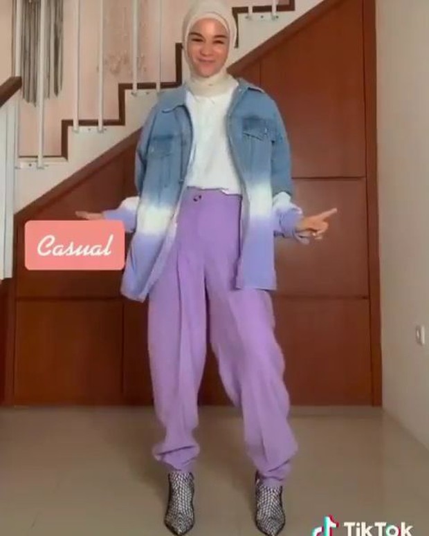Style casual dengan jaket denim dan celana oversized
