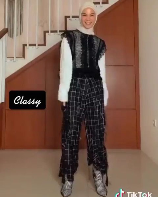 Style classy dengan rompi hitam dan pants monokrom