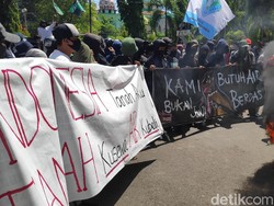 Aksi Saling Dorong Warnai Demo Krisis Air Bersih di Maros Sulsel