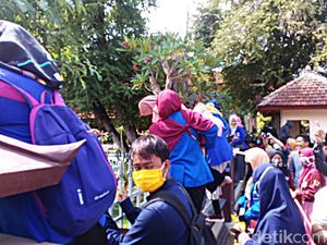 Demo Mahasiswa di Pamekasan Tolak Tambang Diwarnai Bentrokan