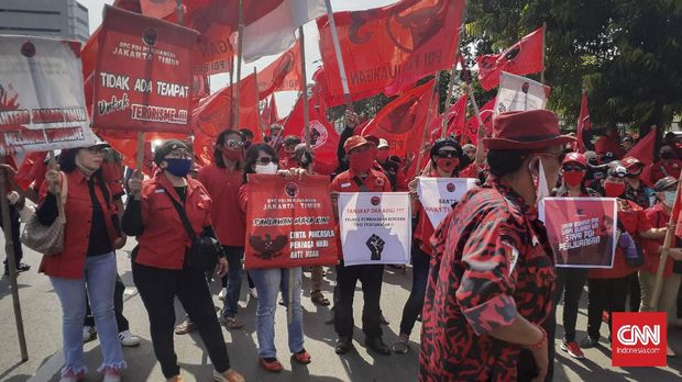 Sejumlah orang yang mengaku kader Partai Demokrasi Indonesia Perjuangan (PDIP) cabang Jakarta Timur berkumpul di depan Halte Gang Kelor, Jalan Matraman Raya, Jakarta Timur sejak pukul 13.00