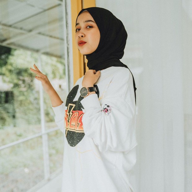 Indy Ratna P/Foto: instagram.com/indyratnap Gaya hijab simpel Indy 'Jurnal Risa'